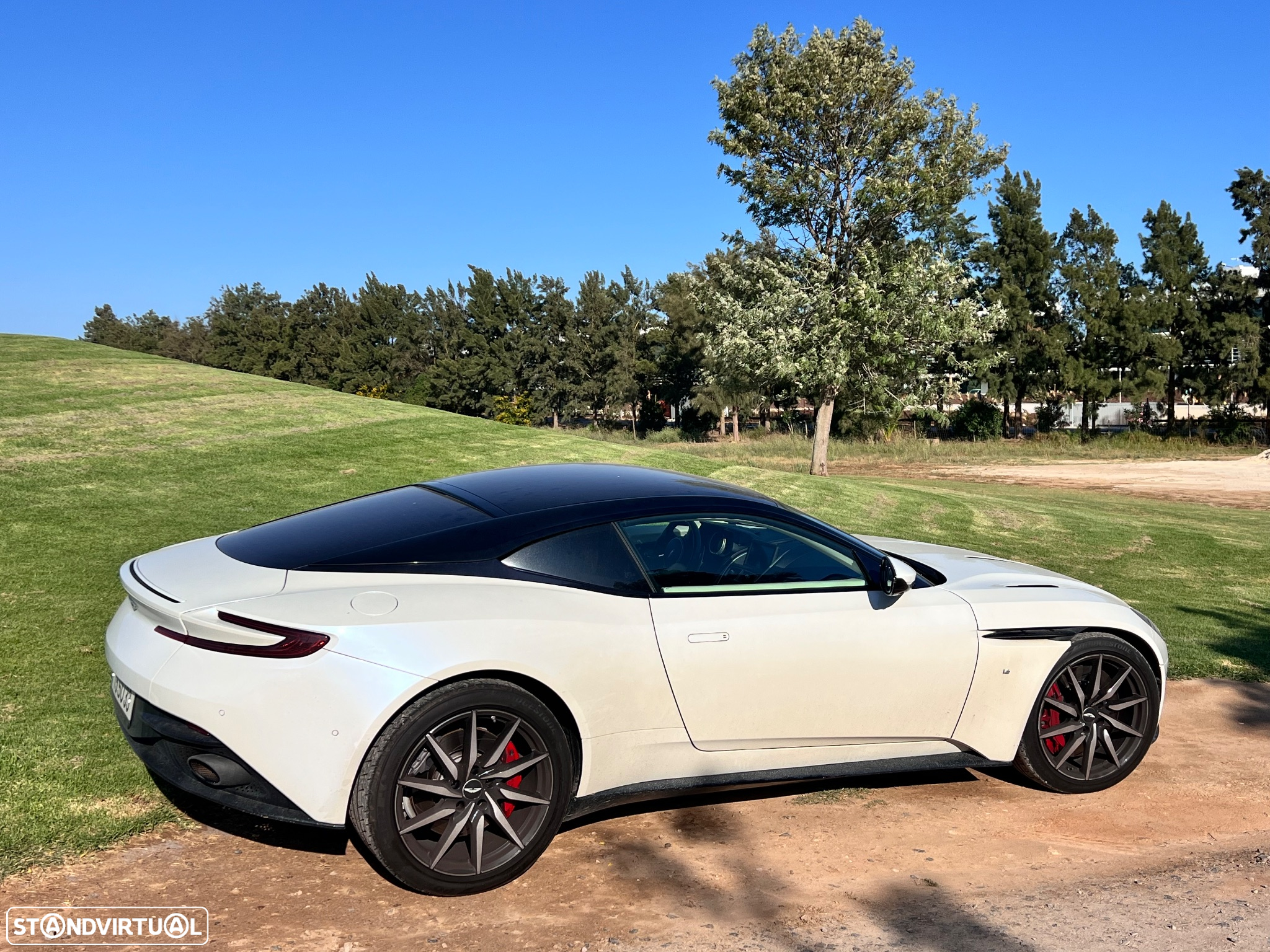Aston Martin DB11 Volante - 4
