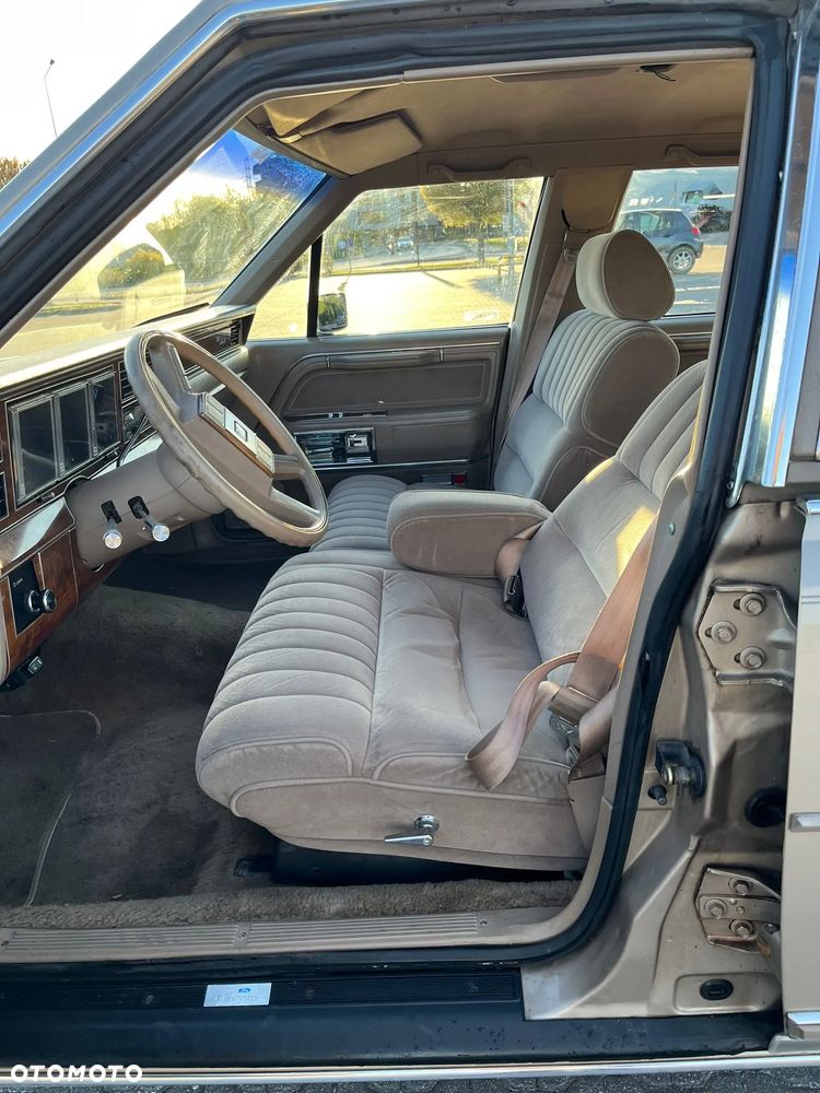 Lincoln Town Car - 20