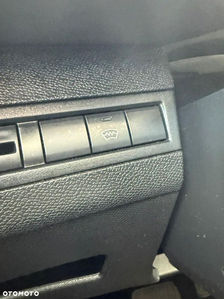 Peugeot 5008 1.6 PureTech Allure S&S EAT8 - 29