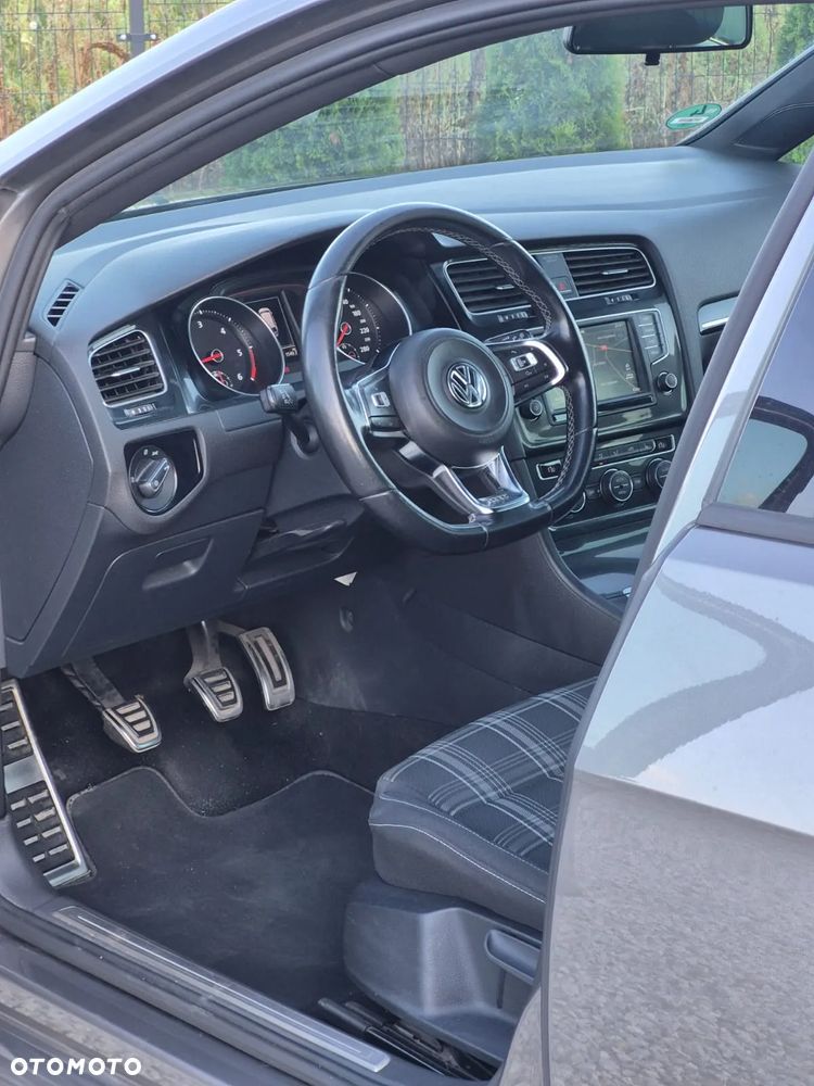 Volkswagen Golf - 24