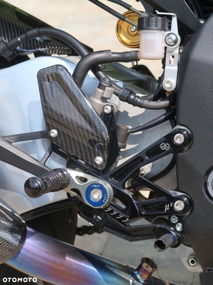 Yamaha R1 - 15