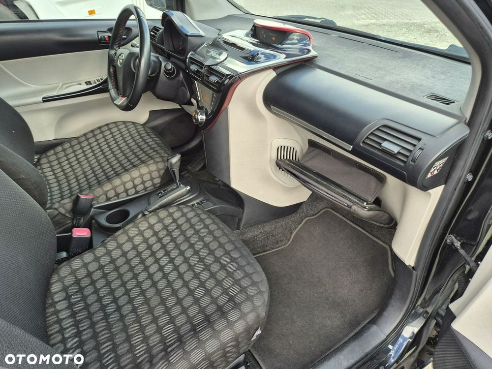 Toyota iQ - 8