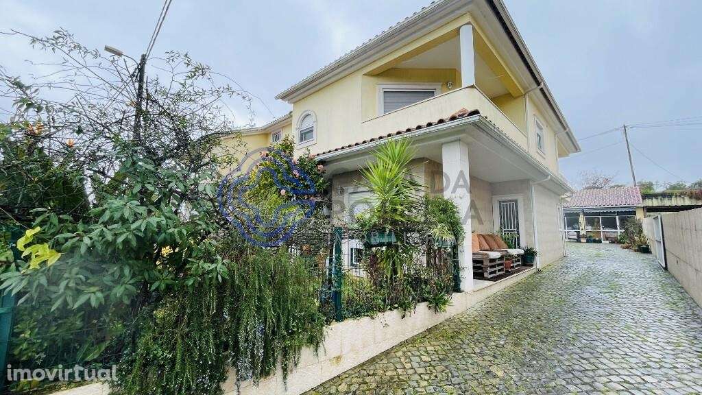 Moradia Geminada de Grandes Dimensões em S. Silvestre com Acabamentos - Grande imagem: 4/39