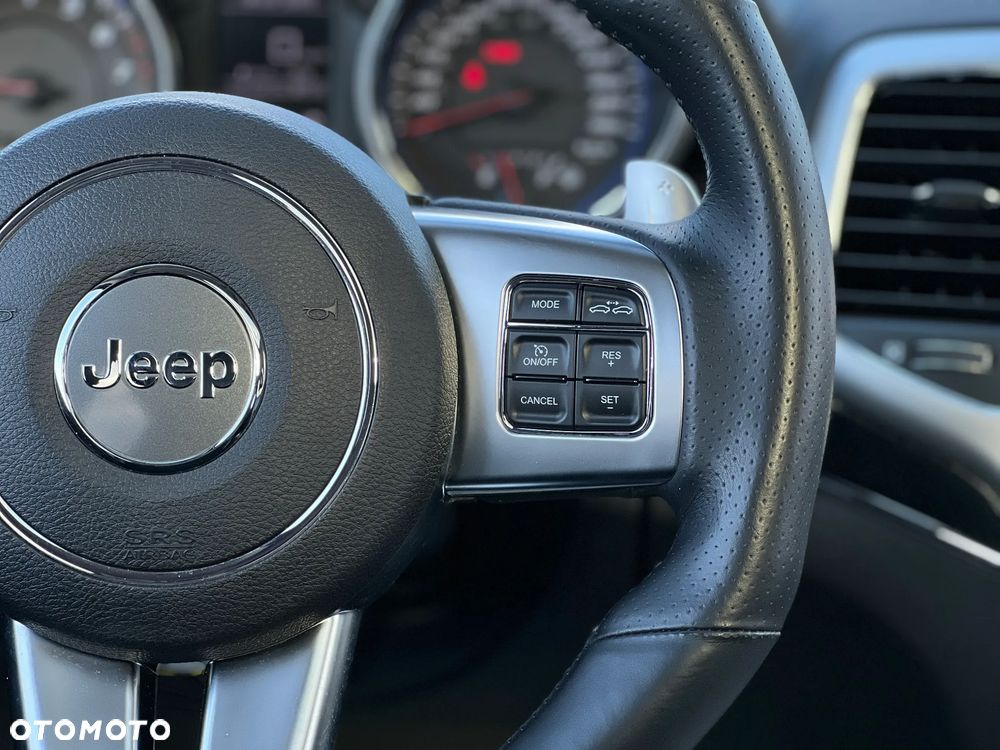 Jeep Grand Cherokee SRT - 18