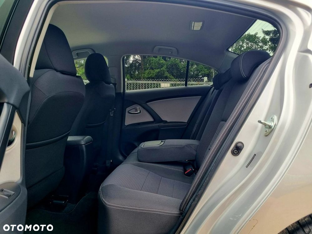 Toyota Avensis 1.8 Style - 10