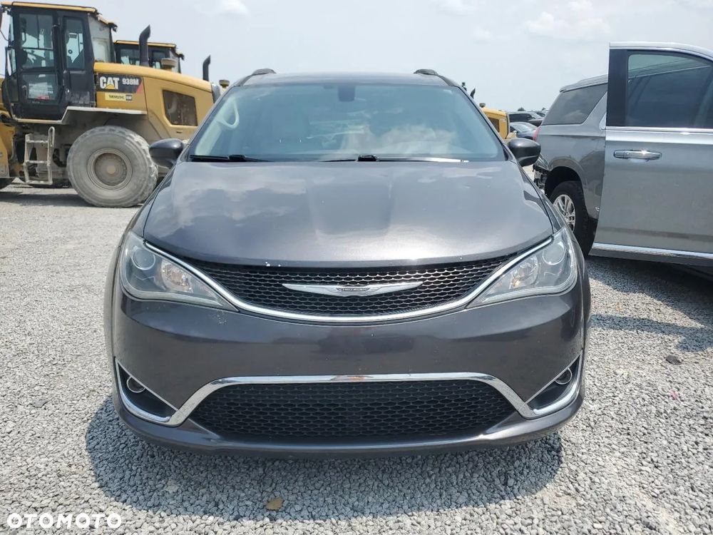 Chrysler Pacifica - 5