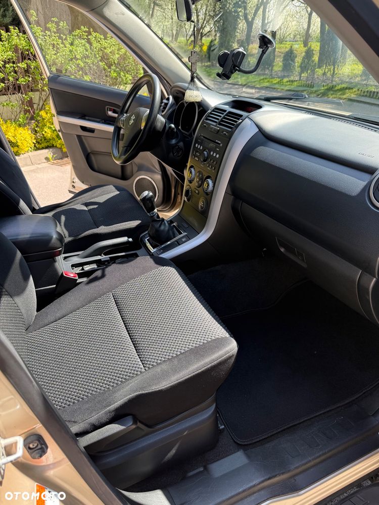 Suzuki Grand Vitara 2.0 Comfort + - 12