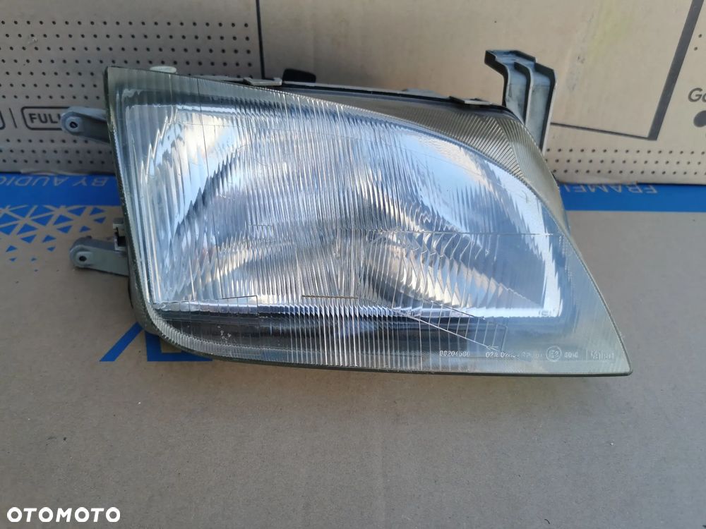 Suzuki Swift Subaru Justy Lampa prawy przód przednia prawa Valeo