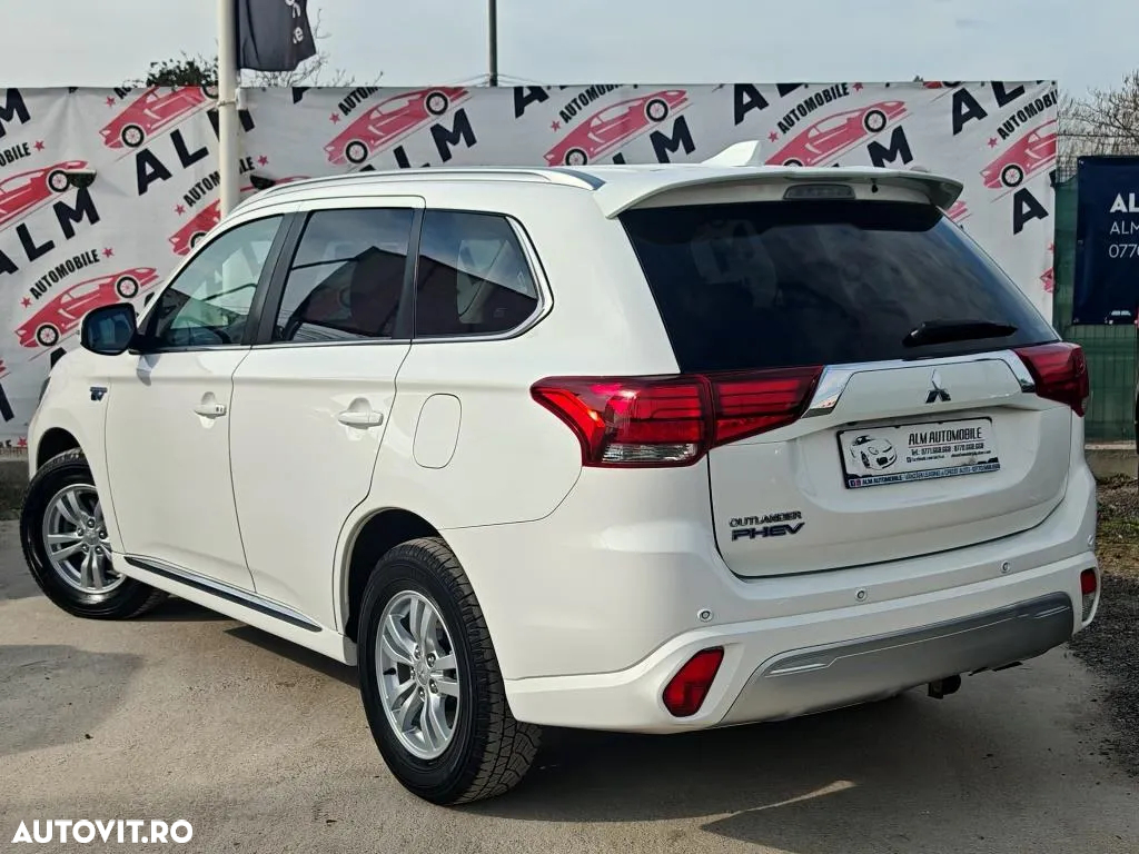 Mitsubishi Outlander 2.4 4WD Plug-In Hybrid Plus - 12