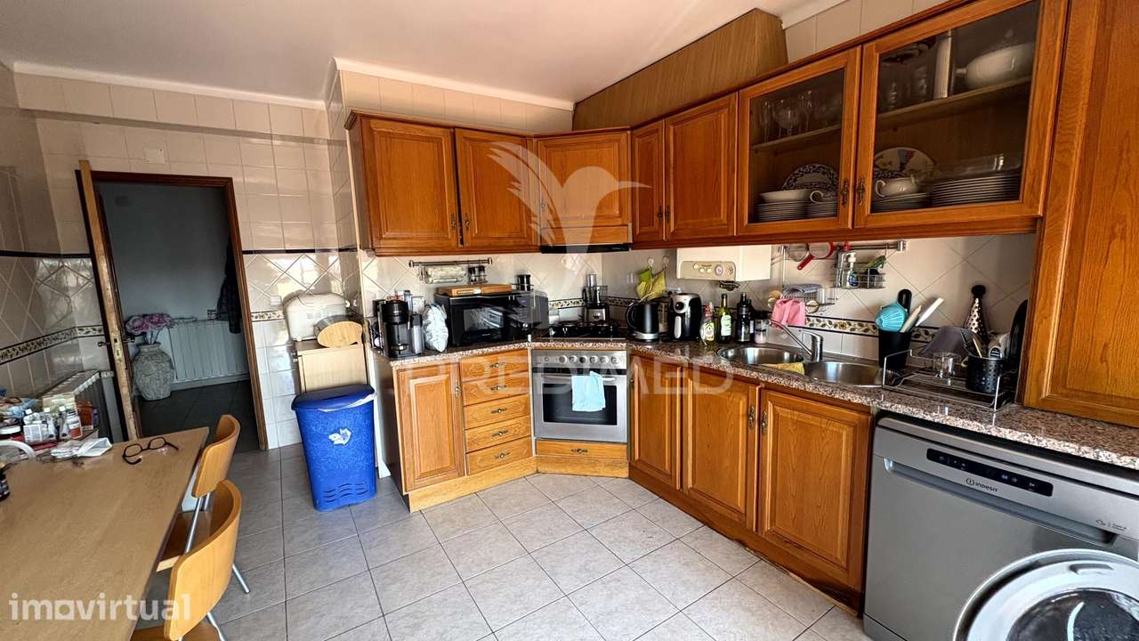 Apartamento T4 com garagem para 2 carros, arrecadação e 3 varandas... - Grande imagem: 2/26