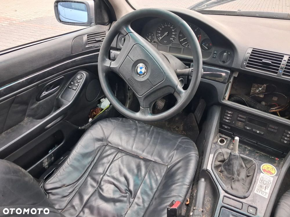BMW 5 E39 silnik 2.5 TDS M51D25 143 KM skrzynia biegów 23001434452  S5D 2602 dyfer dyferencjał 33101428489  2,64 drzwi klapa maska zderzak błotnik Orientblau Metallic 317 alternator wtrysk przepustnica przepływomierz turbina alternator maglownica pompa wspomagania sprężarka klimatyzacji wentylator sterownik stacyjka moduł silniczek panel przewód wiązka radio konsola wyświetlacz tunel fotel fotele tapicerka skórzana skóra boczek podłokietnik szyba zwrotnica EGR chłodnica pas wzmocnienie lusterko lampa reflektor tłumik wydech halogen hak holowniczy klamka belka sanki mcperson amortyzator sprężyna felga zwrotnica blenda mikrostyk kierownica mechanizm zamek zacisk hamulcowy jarzmo klamka włącznik schowek lewarek wybierak osłona łapa poduszka zbiorniczek rura manetki kolektor pompa ABS NA CZĘŚCI wszystkie części - 6