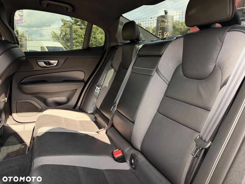 Volvo S60 T4 R-Design - 33