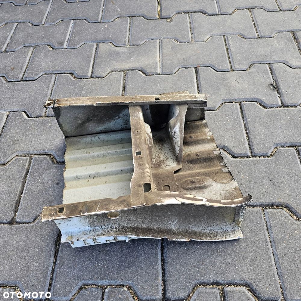 VW T5 T5 LIFT mocowanie ćwiartka poszycie amortyzatora lewy tył - 1