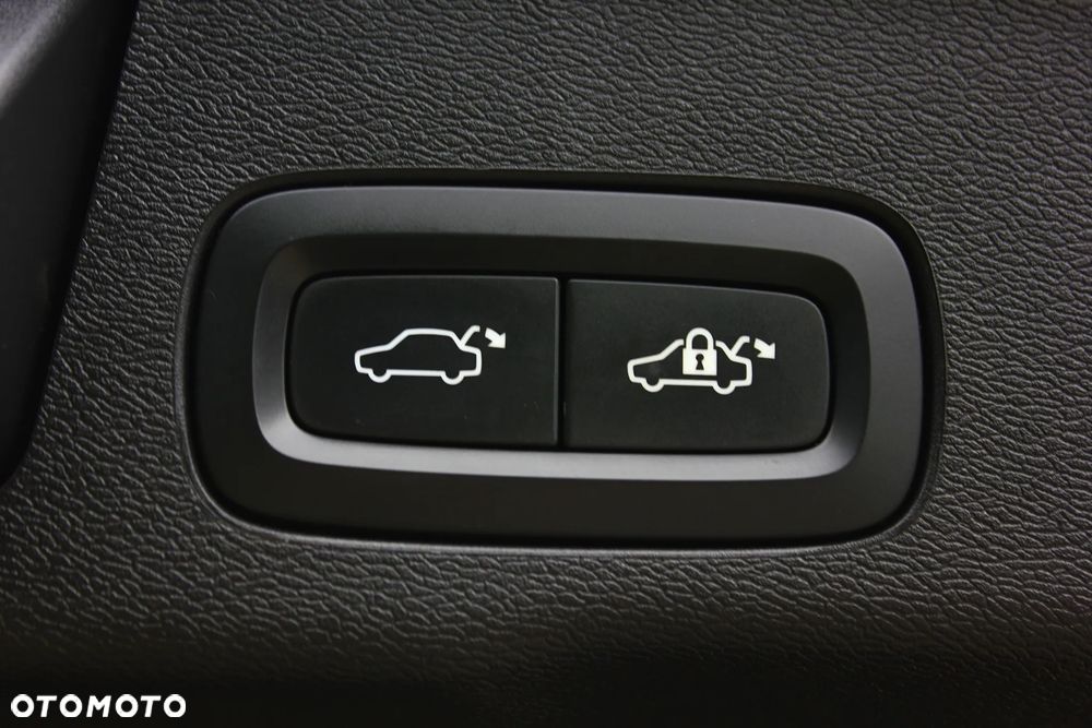 Volvo XC 60 B4 D AWD Plus Dark - 35