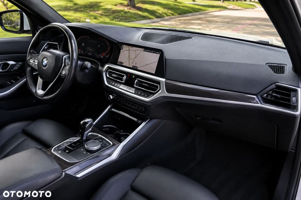 BMW Seria 3 330i xDrive - 21