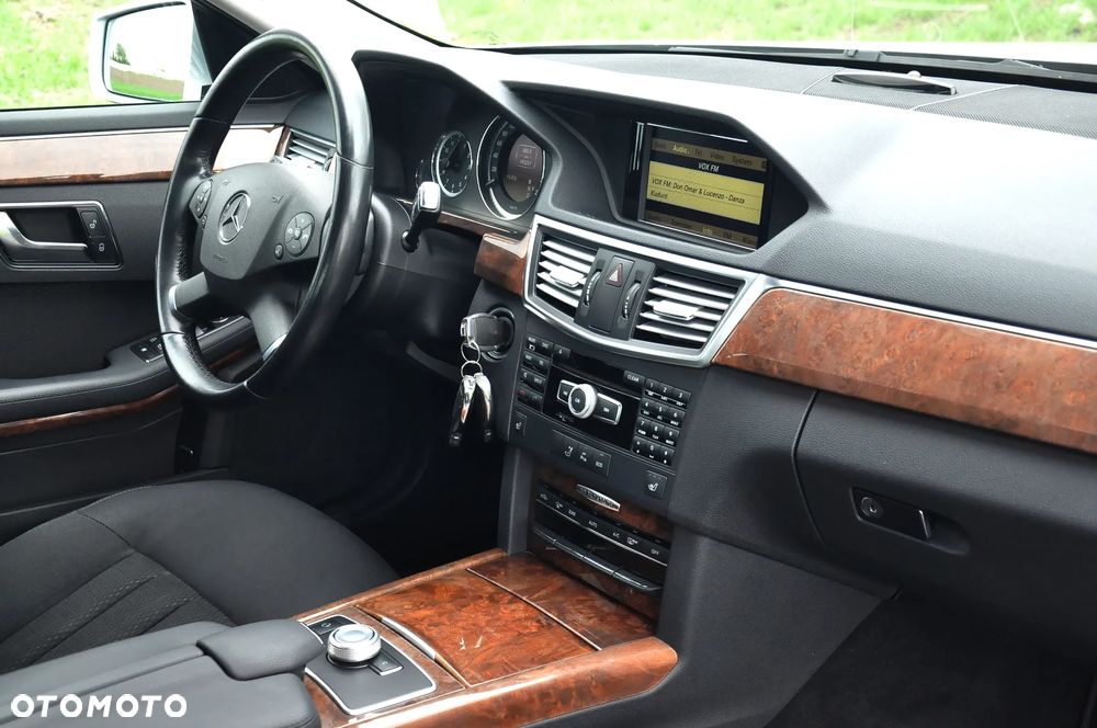 Mercedes-Benz Klasa E 250 CGI BlueEFFICIENCY 7G-TRONIC Elegance - 31