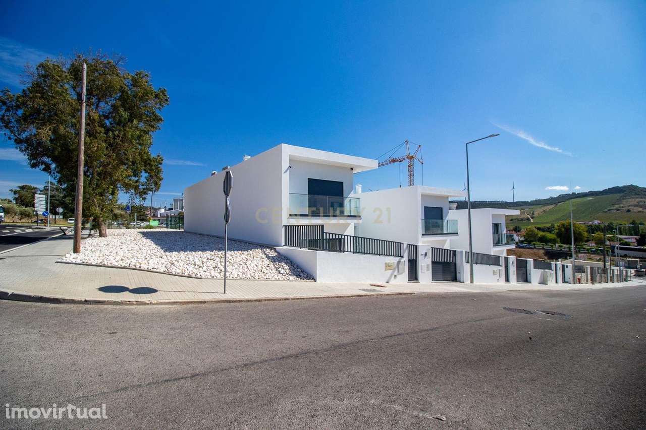 Moradia T3  em Torres Vedras: Pronta para Morar! - Grande imagem: 2/60