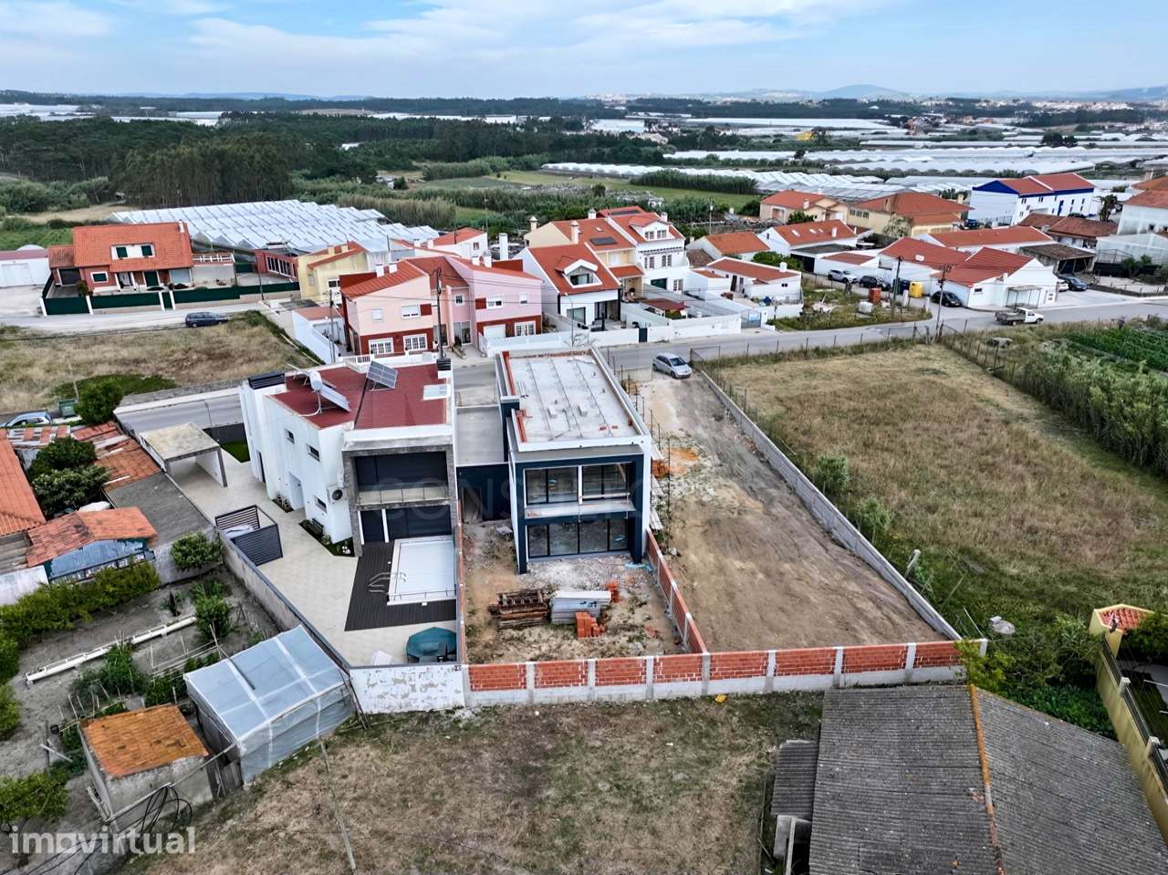 Moradia T4 c/ 1 Master Suite + 2 Suites, Jardim & Parqueamento ! - Grande imagem: 3/49