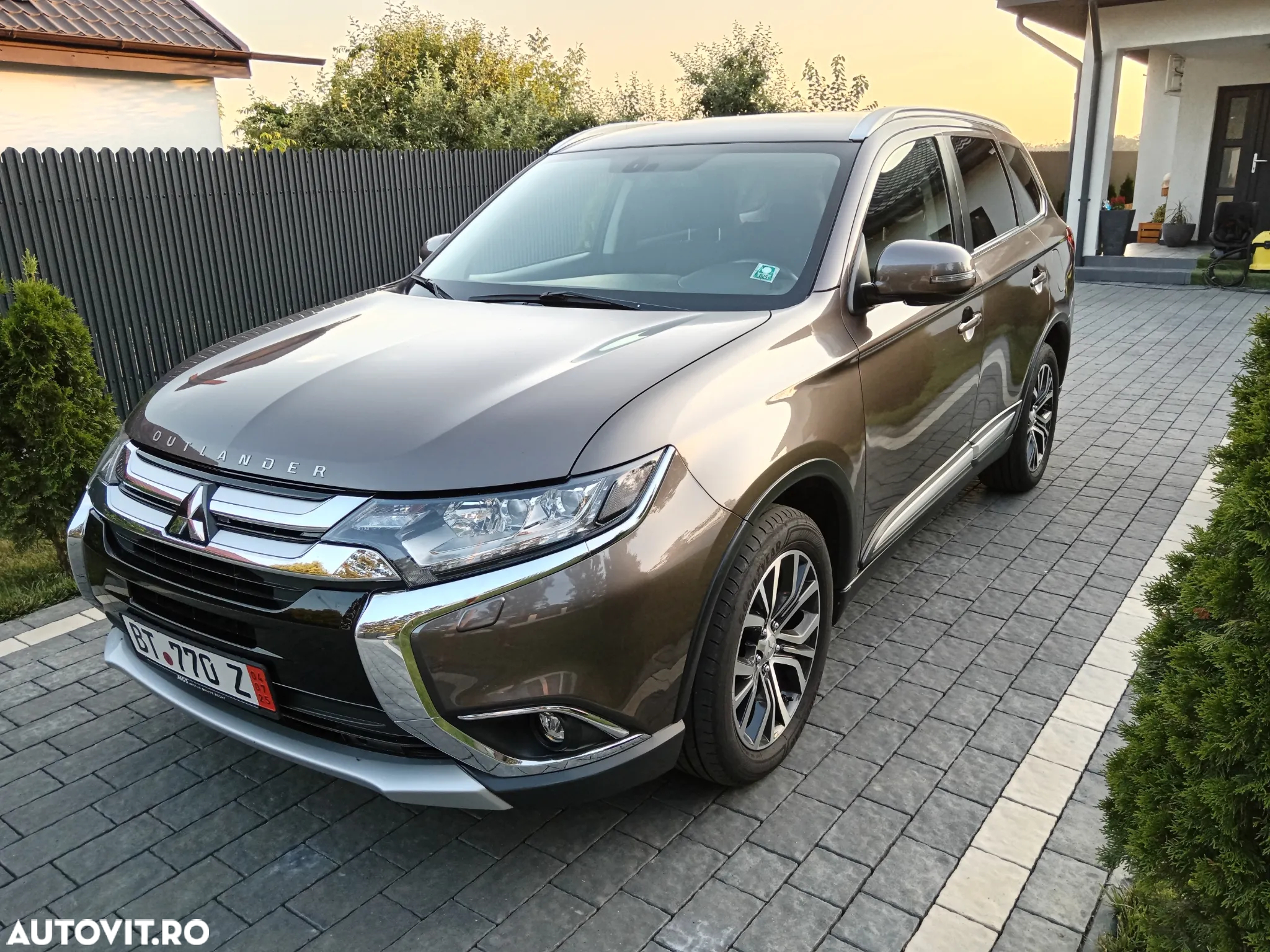 Mitsubishi Outlander - 2