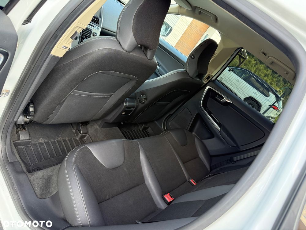 Volvo XC 60 D5 AWD Momentum - 11
