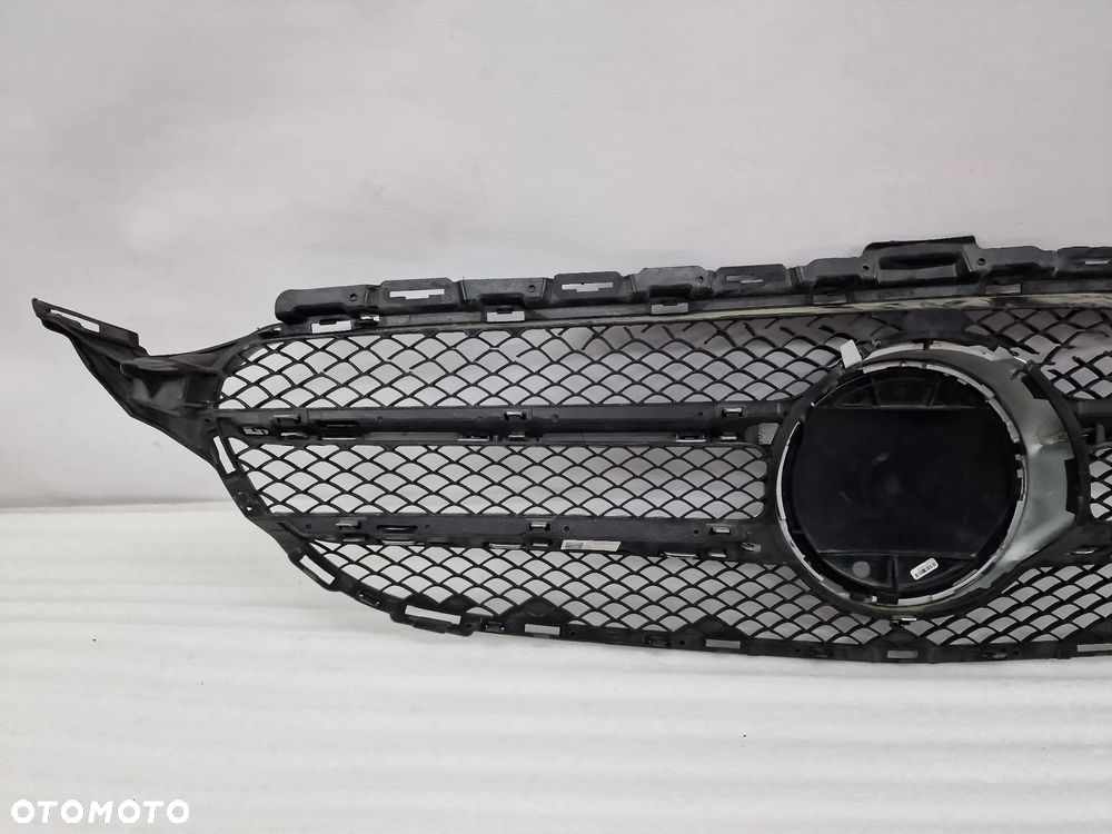 MERCEDES C-KLASSA W205 ATRAPA / GRILL PRZEDNI PRZÓD + ZNACZEK / LOGO POD RADAR , NR A2058803783 , NR AUKCJI GL180 - 14