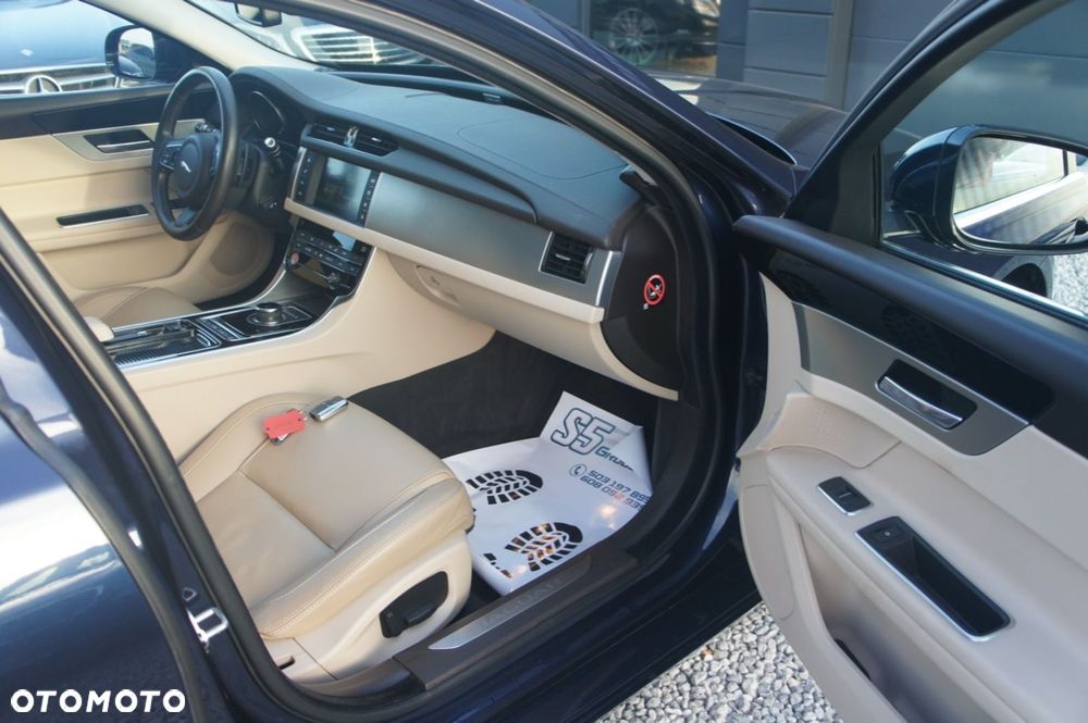 Jaguar XF - 12