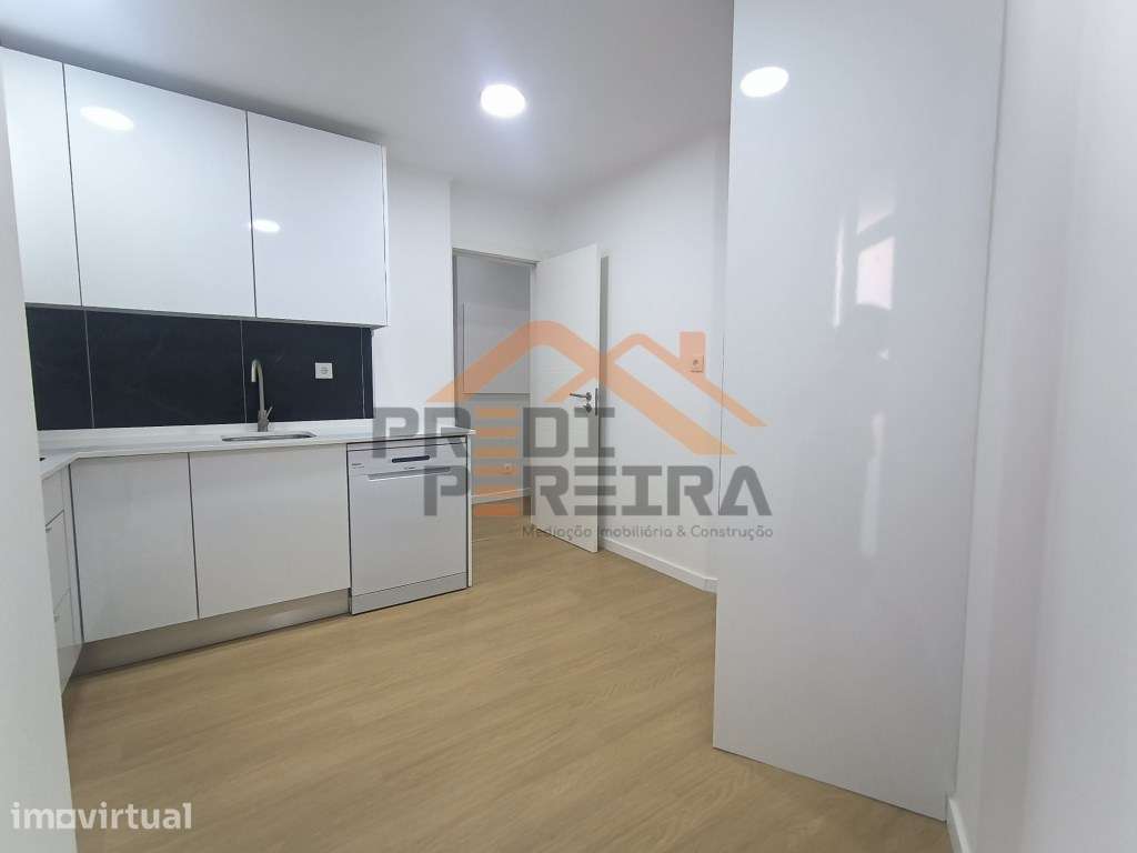 T2+1 em fase de remodelação total, situado no centro de Odivelas. - Grande imagem: 3/24