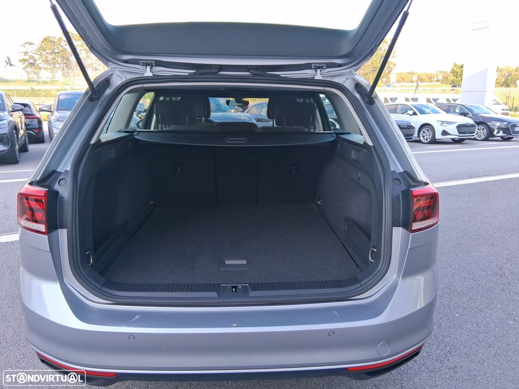VW Passat Variant 2.0 TDi Business DSG - 19