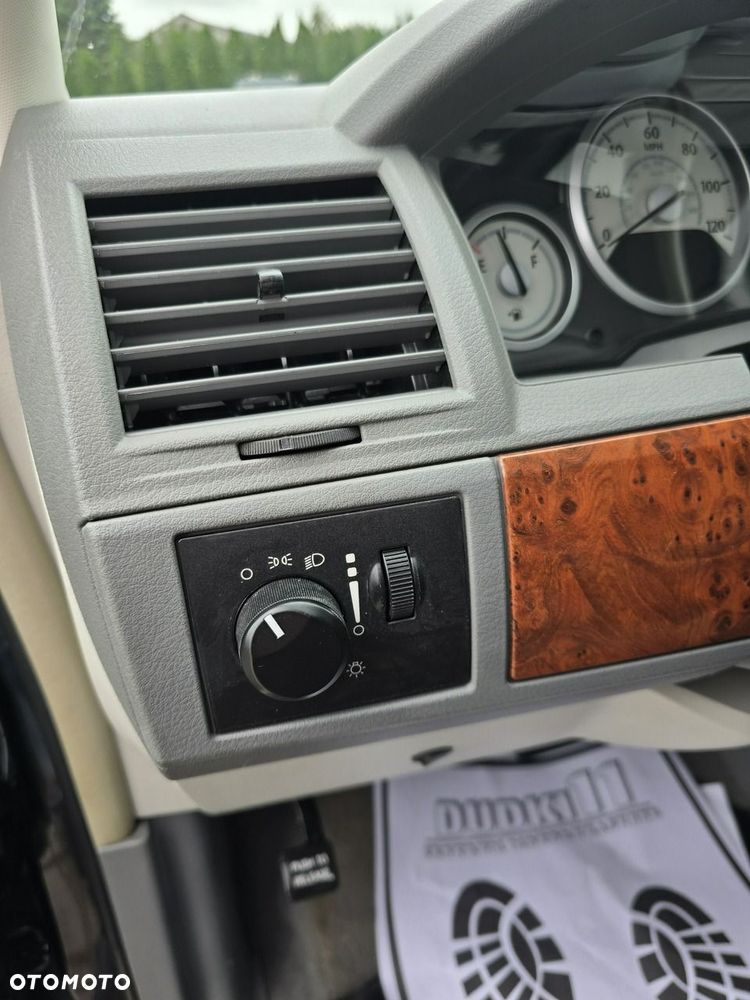 Chrysler Town & Country - 14