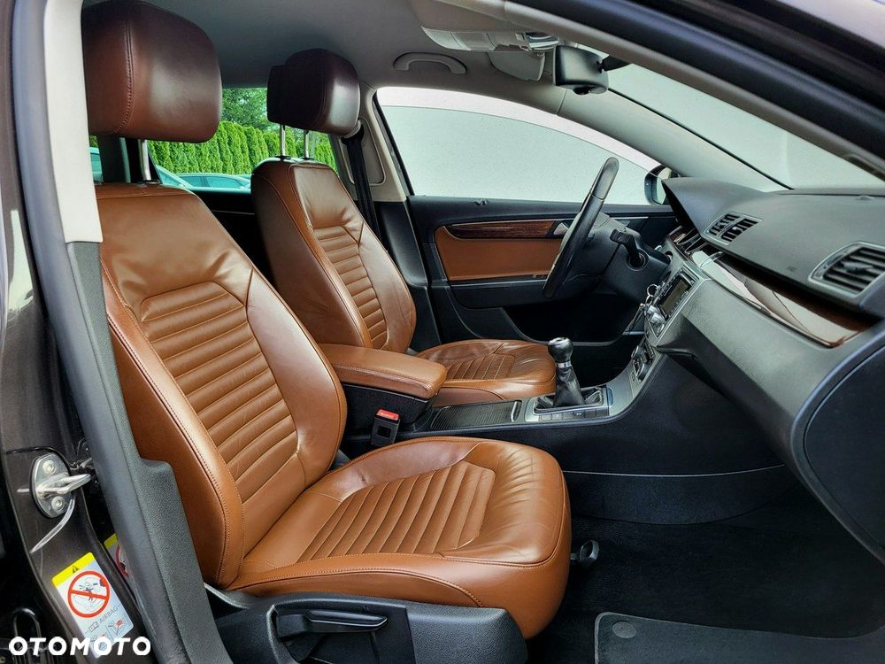 Volkswagen Passat - 1