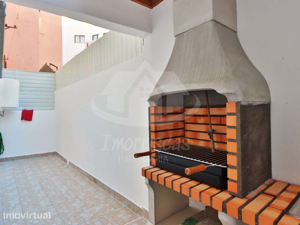T2 remodelado no centro da Amadora, com terraço e churrasqueira. - Grande imagem: 2/17