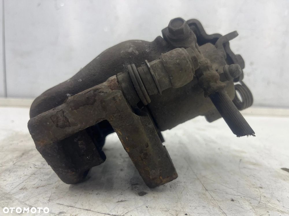 Zacisk hamulcowy Opel Zafira B 05-14r. prawy tył - 2