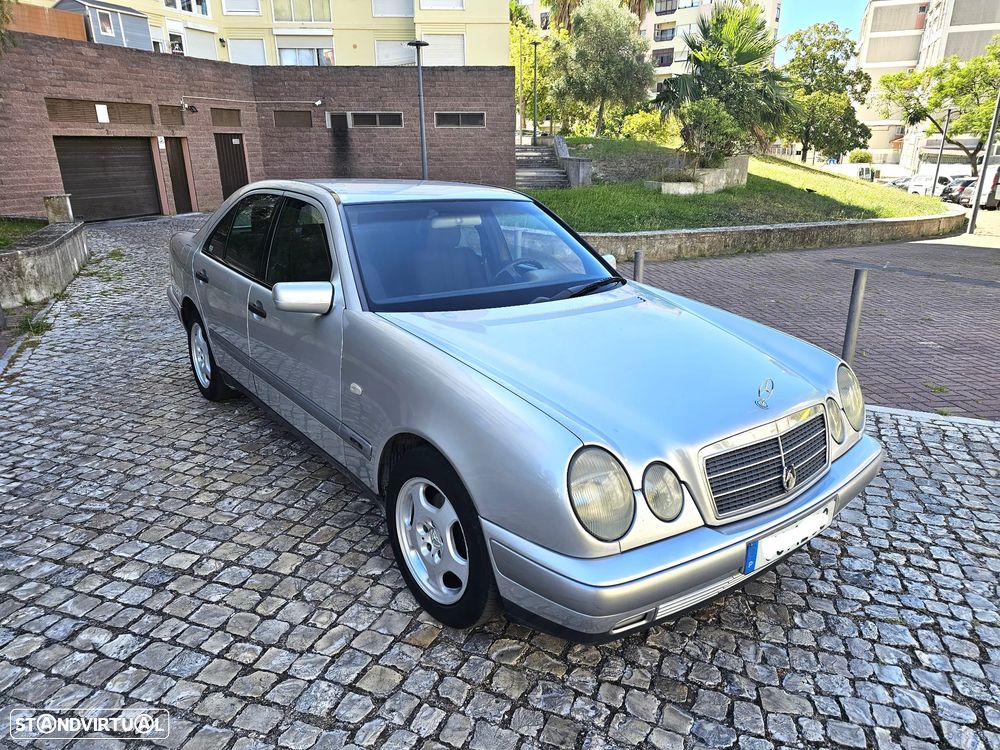 Mercedes-Benz E 220 D Classic - 2
