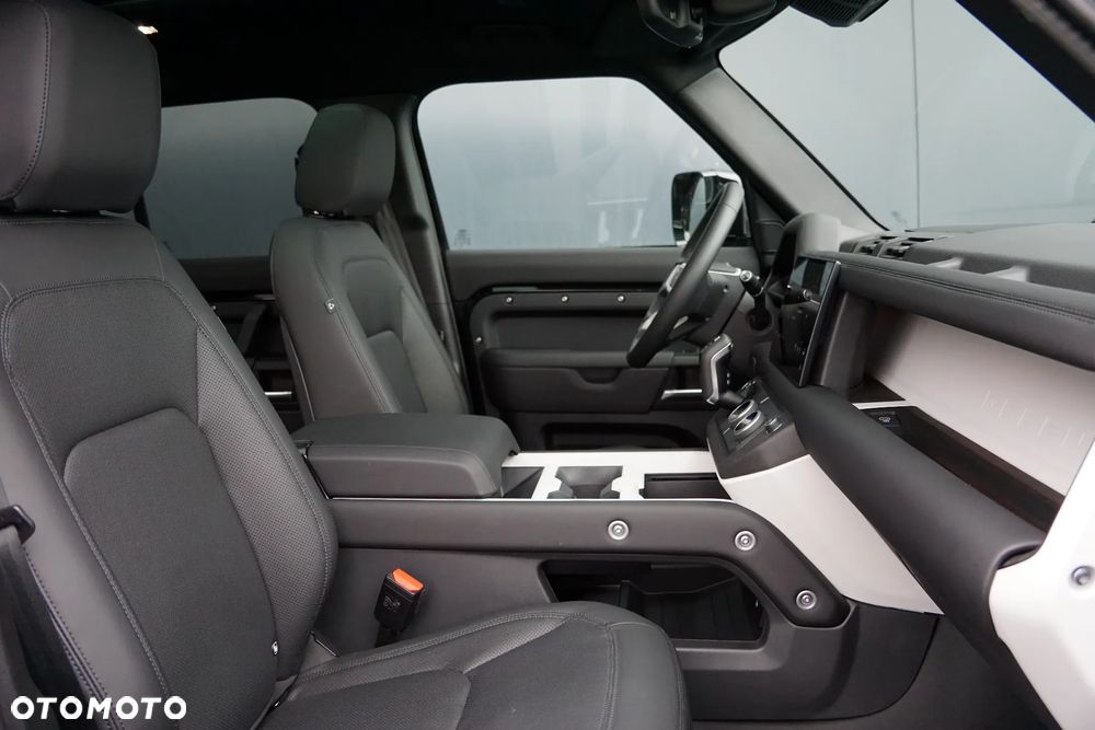 Land Rover Defender 110 D250 X-Dynamic SE - 30