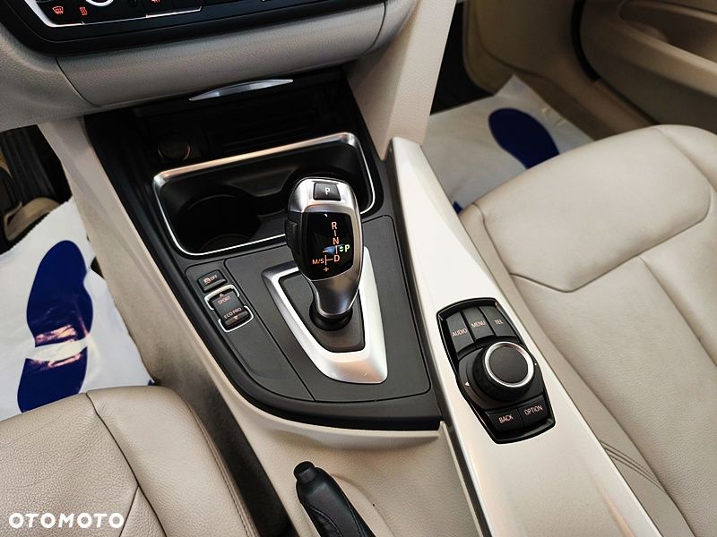 BMW Seria 3 320i Modern Line - 32