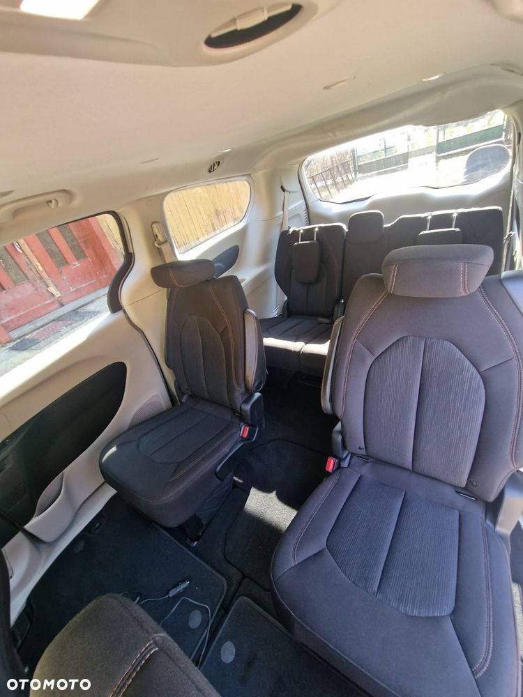 Chrysler Pacifica - 12