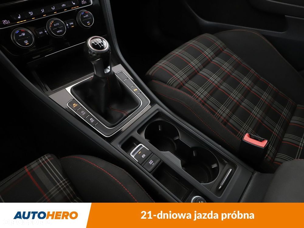 Volkswagen Golf - 28