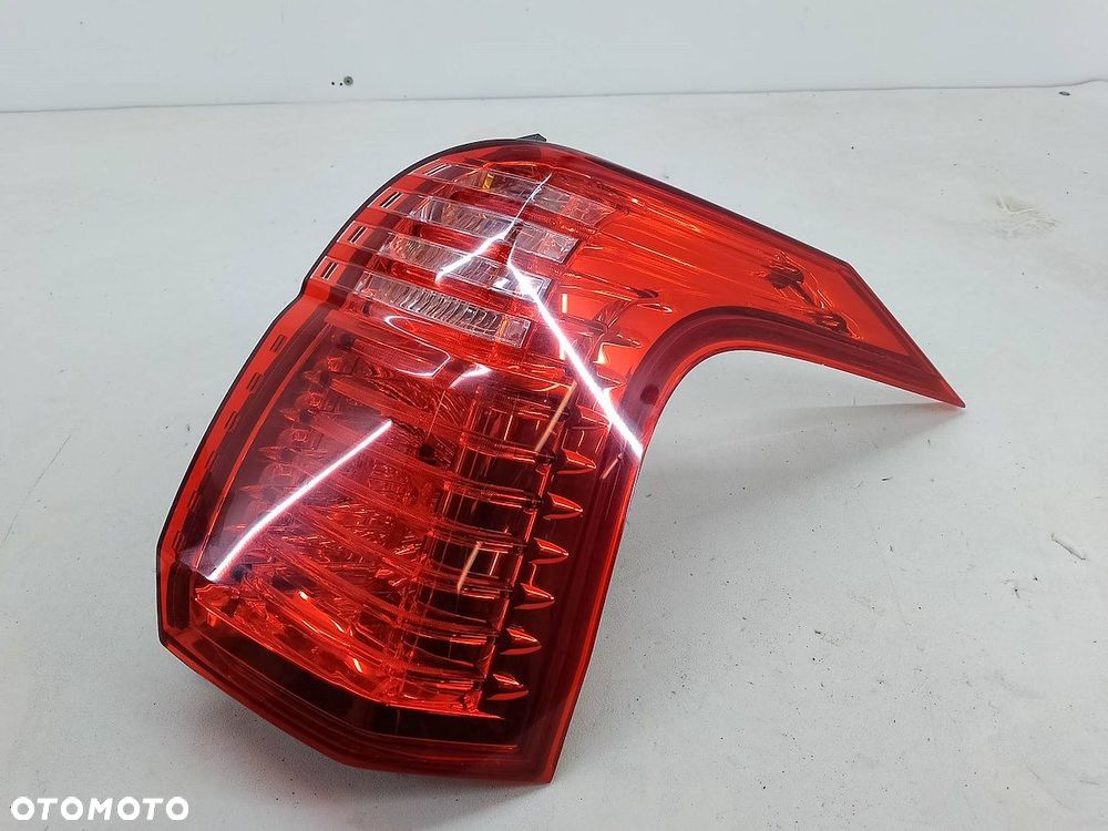 LAMPA TYLNA PRAWA PEUGEOT 5008 9672666680 - 2