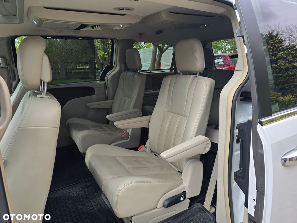 Chrysler Town & Country - 14