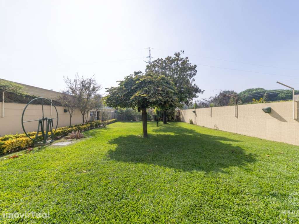 Moradia T5 em Miramar com Espaço, Luz Natural e Potencial para Piscina - Grande imagem: 4/25