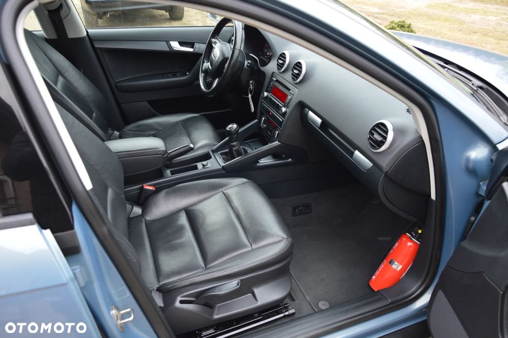 Audi A3 Sportback 1.6 TDI S line Sportpaket - 28