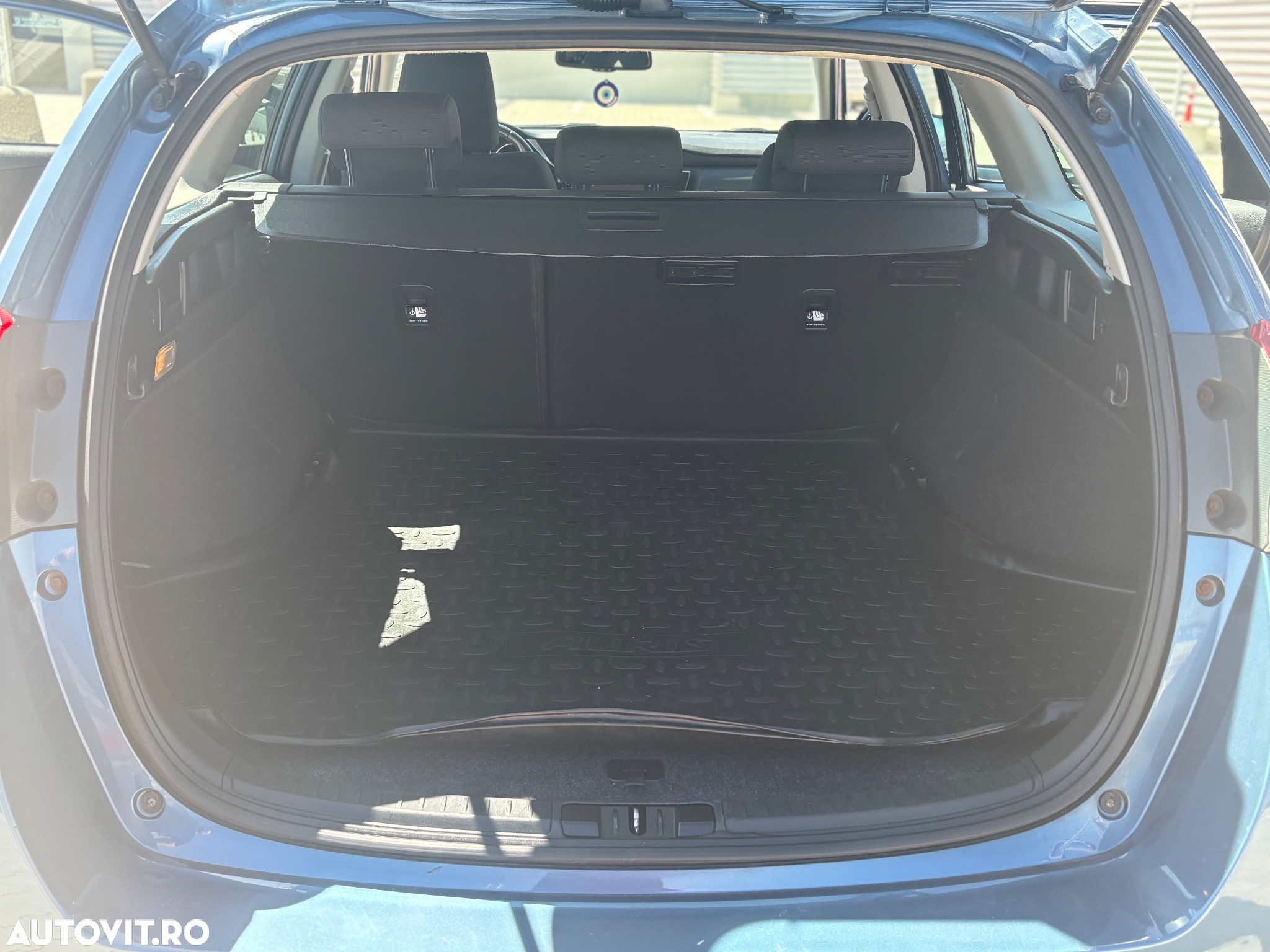 Toyota Auris 1.8 L VVT-i HSD Sol + - 17