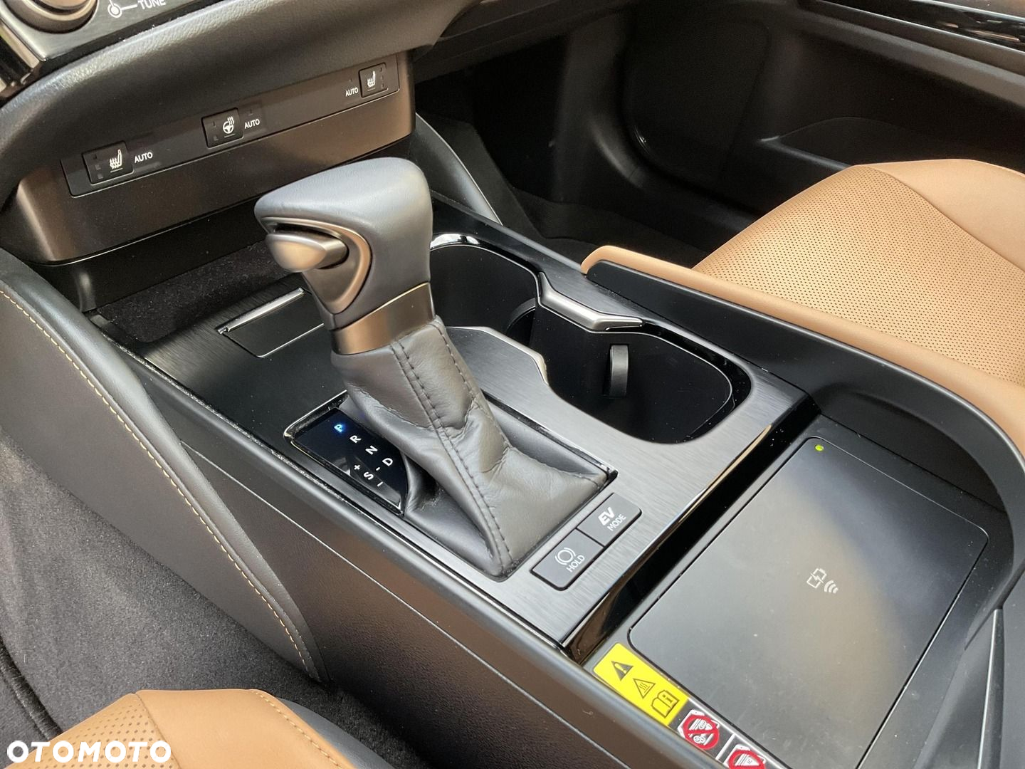Lexus ES 300h Business Edition - 24