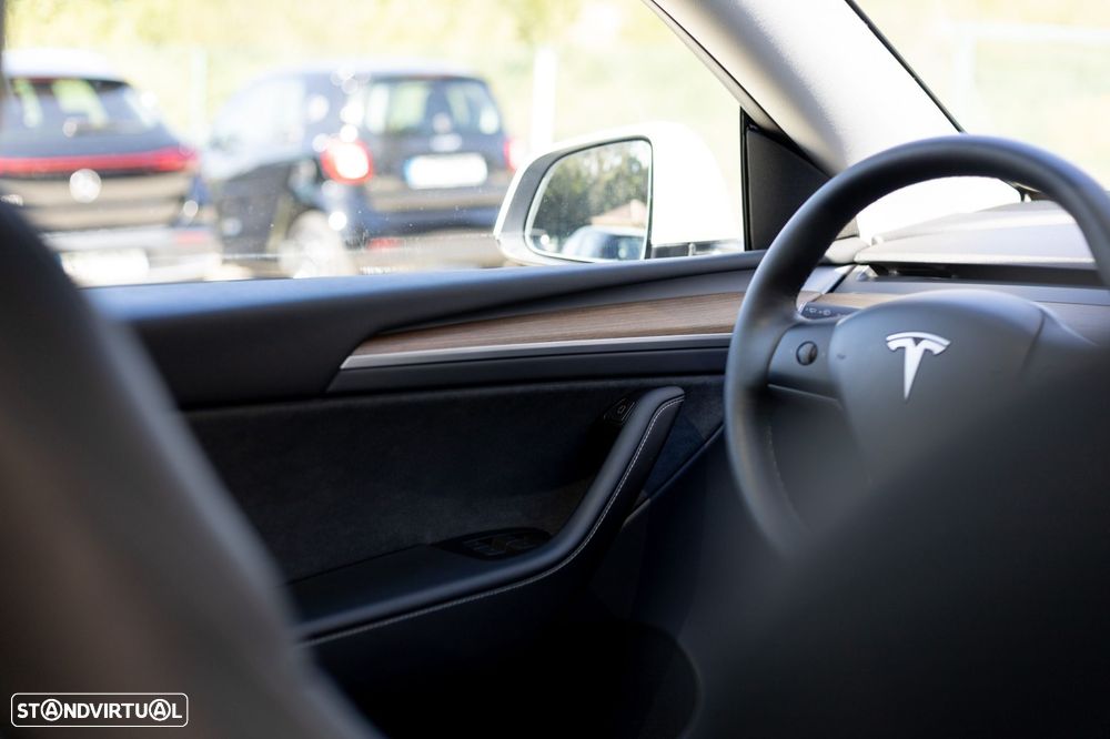 Tesla Model Y Standard RWD - 26