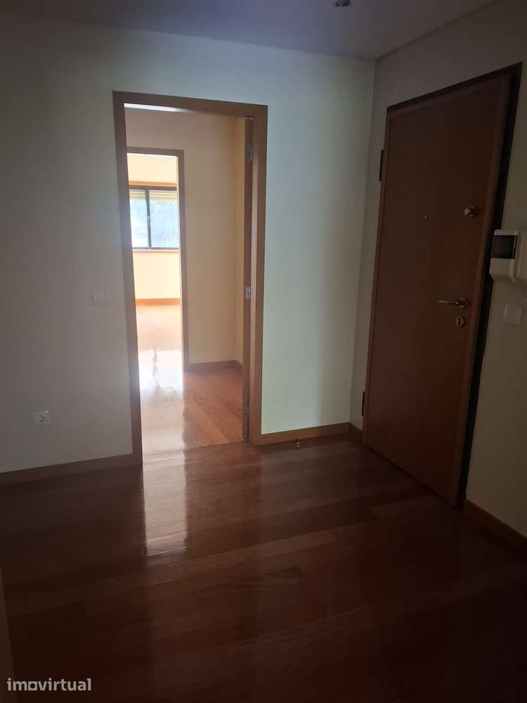 Apartamento T2 com 2 frentes em Lamaçães - Grande imagem: 4/10