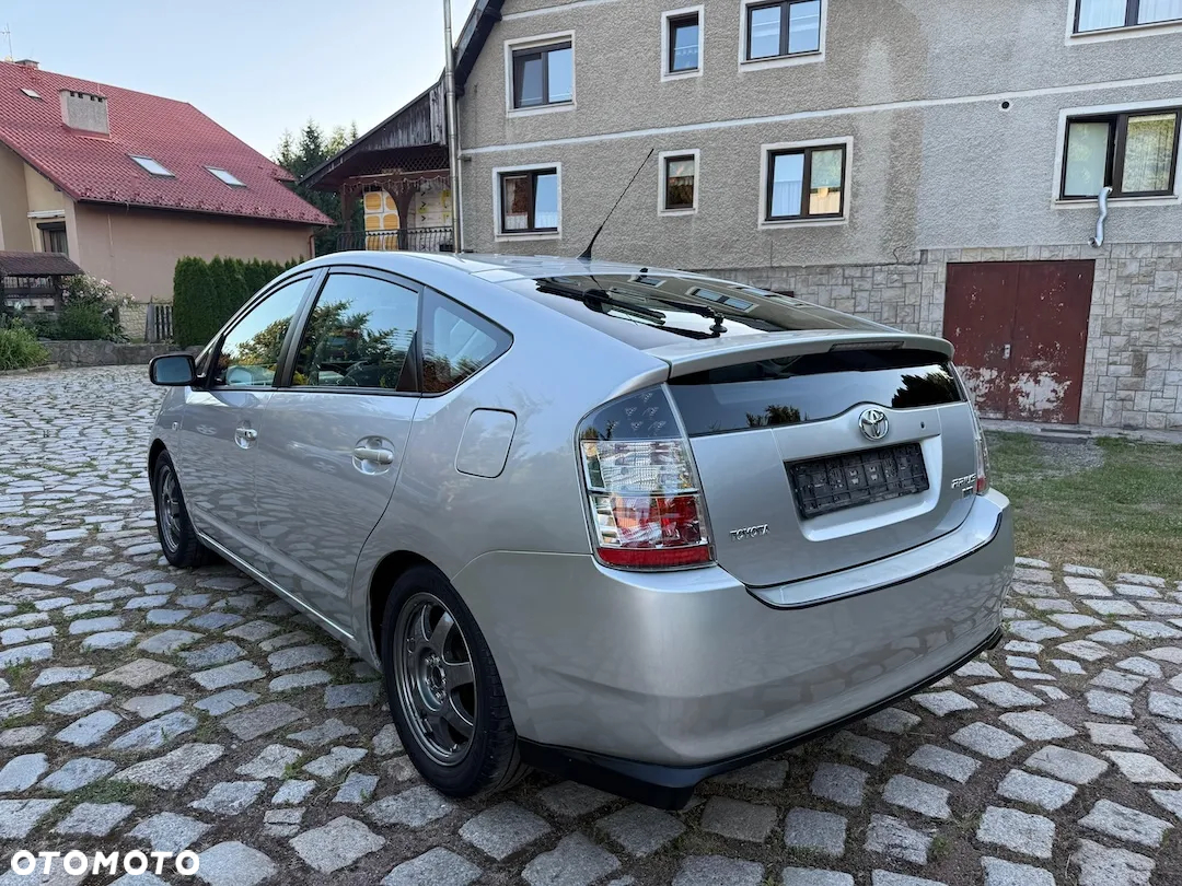 Toyota Prius (Hybrid) - 11