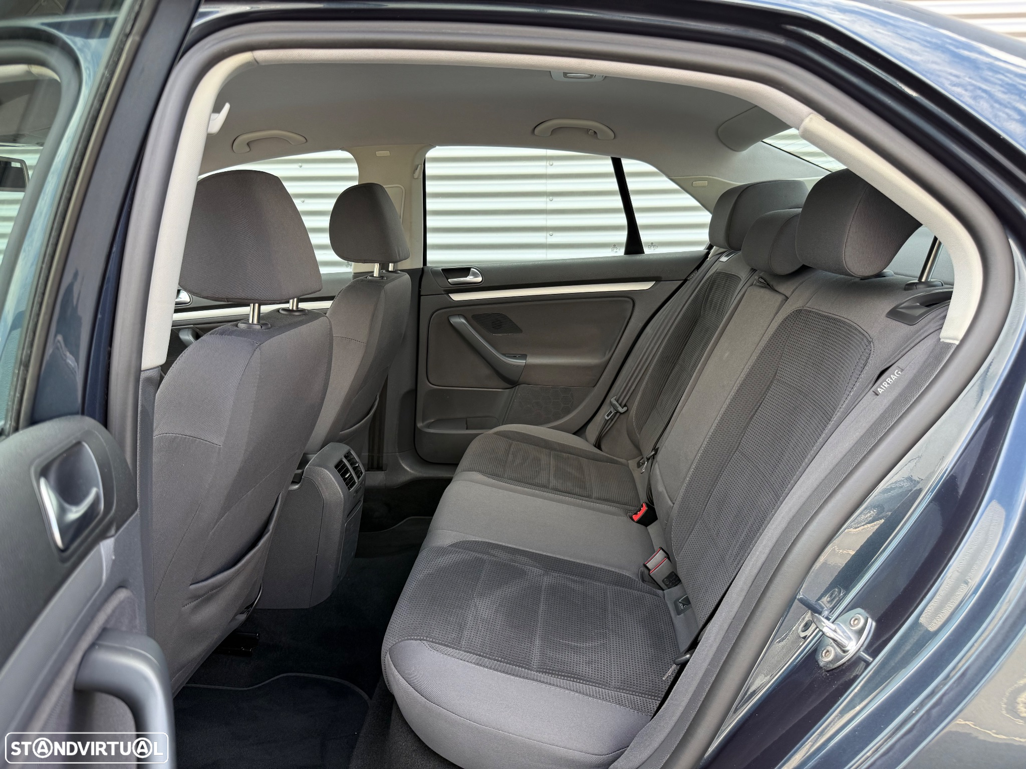 VW Jetta 1.9 TDi BlueM. Confortline - 11