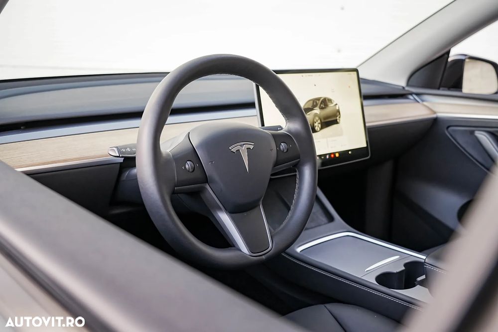 Tesla Model Y - 10
