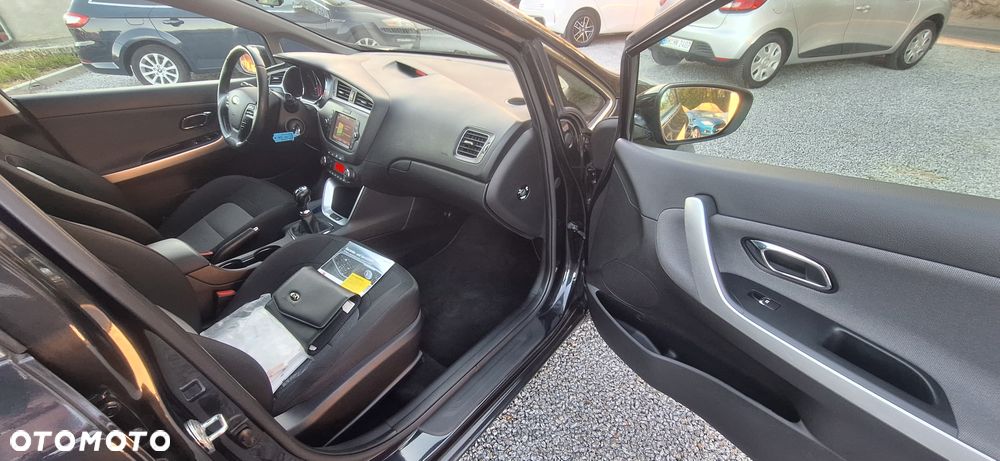 Kia Ceed 1.6 GDI Dream Team Edition - 32