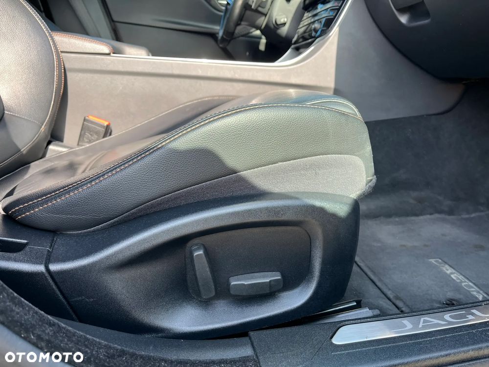 Jaguar XE 2.0 T Portfolio - 18